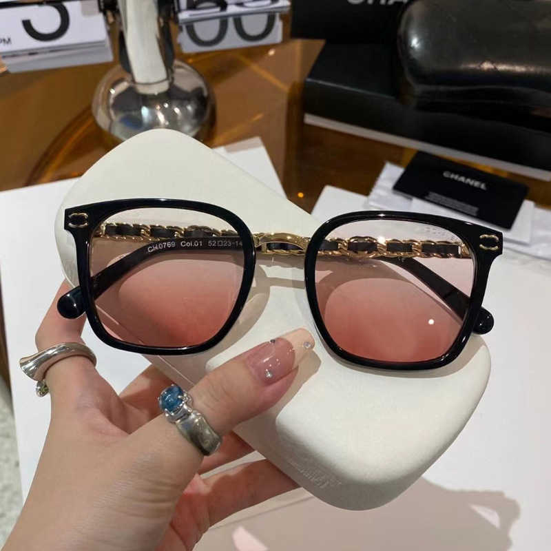 2024 Top Designers Luxury Designer Новый большой коробка маленький аромат и тот же стиль цепная буква буквы устойчивой ультрафиолетовой ультрафиолетовой рамки для женщин солнцезащитные очки для женщин