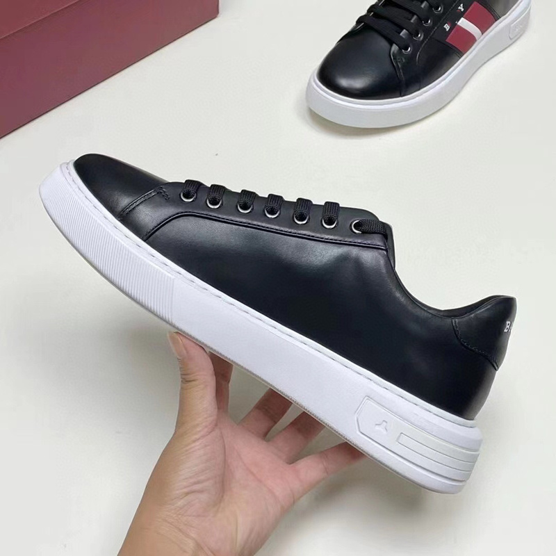 2023 Paris Classic hot Men casual shoes real Leather mens sneakers Loafers fashion Black white Designer decoration shoe designers shoes