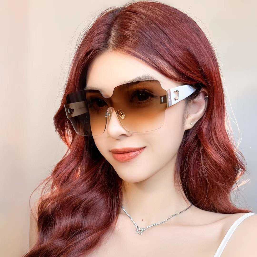 2024 Nuovo nuovo designer di lusso di alta qualità New Net Red Lo stesso tipo di occhiali da sole a color cirady da sole da donna senza cornice.