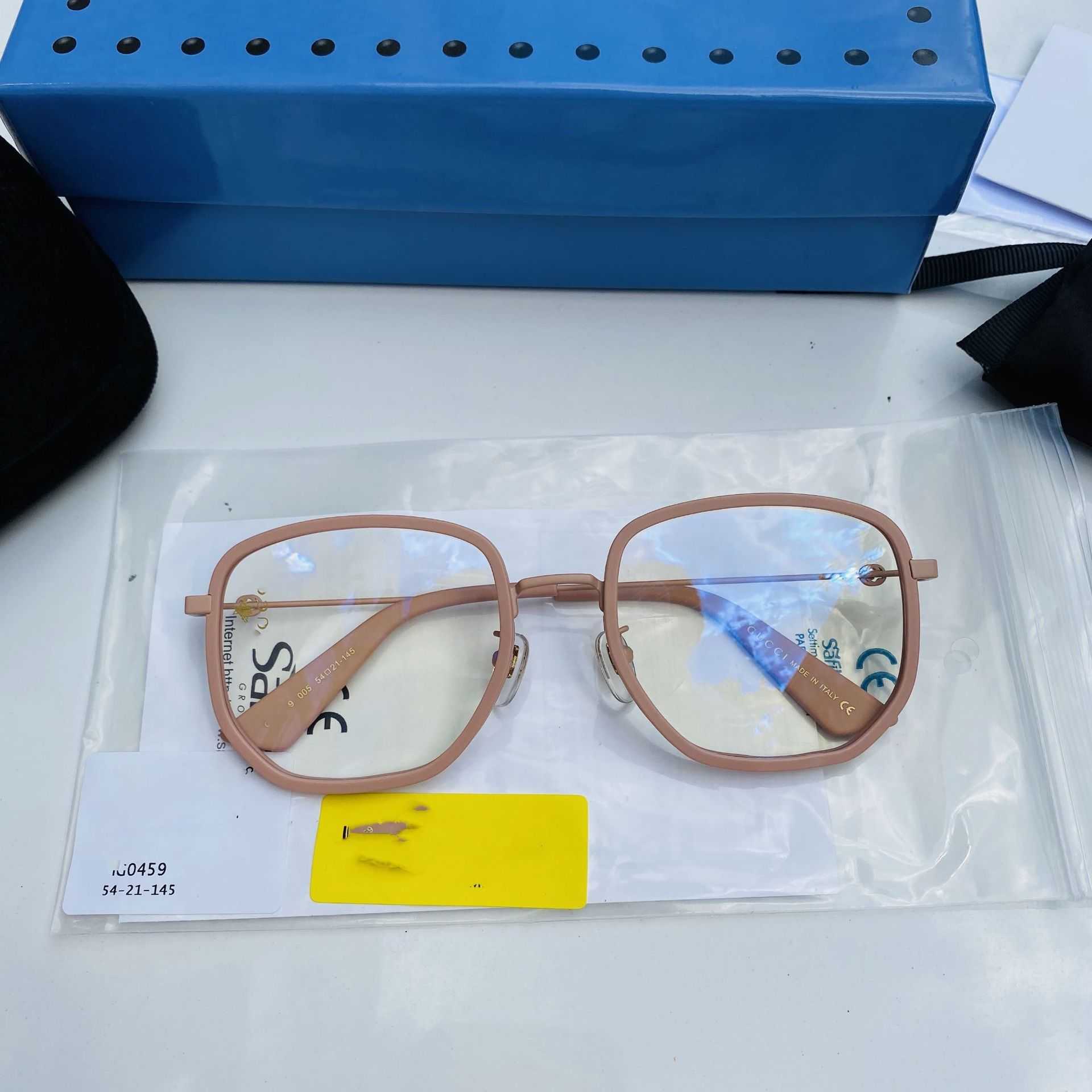 2023 Novos óculos de sol de designer de luxo, a nova lente plana gg0459 tem uma armação irregular e é popular. O rosto simples pode ser combinado com uma abelhinha míope