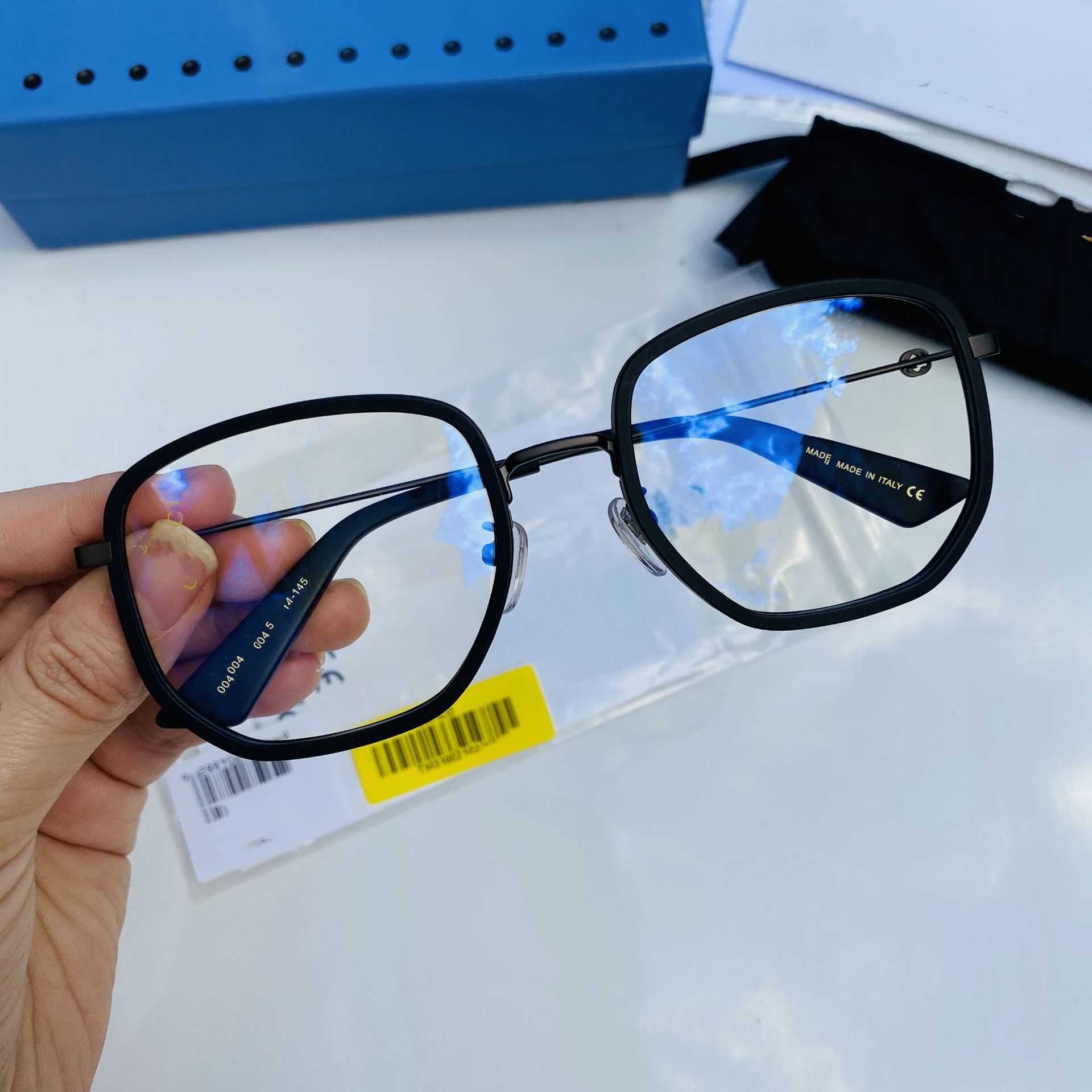2023 Nya lyxdesigner solglasögon Nya GG0459 Flat Lens har en oregelbunden ram och är populär. Det vanliga ansiktet kan paras med ett myopiskt litet bi