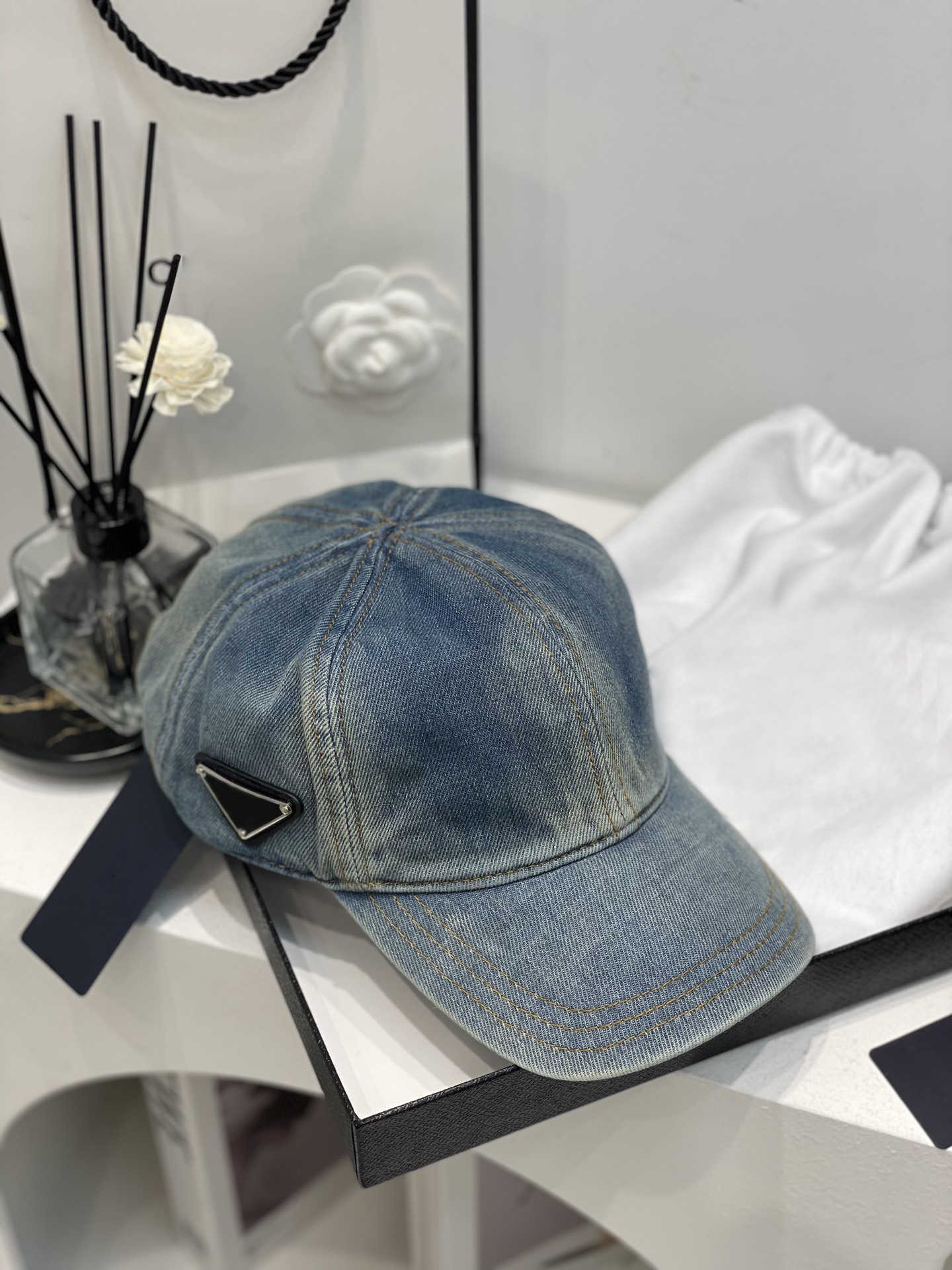 Toppdesigner Luxury Hat Home P 2023 Högutgåva Par Made Old Washed Denim Baseball Cap Triangle Cap