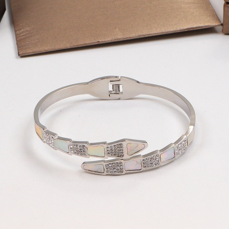 Klassisk designerarmband Snake Bones Elegant Plaid With Diamonds Fashion Women's B Letter Armband Wedding Party Special Designer Jewelry Accessories Gift