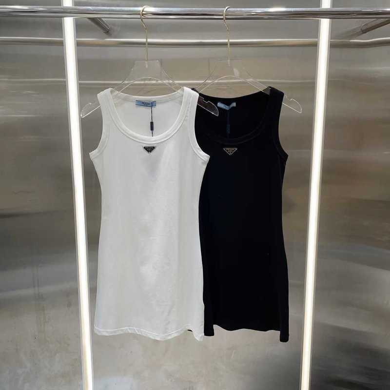 T-shirt pour femme Designer P family 23 porte un nouveau style et une jupe de gilet polyvalente à la taille en métal triangulaire classique au printemps été RXFU