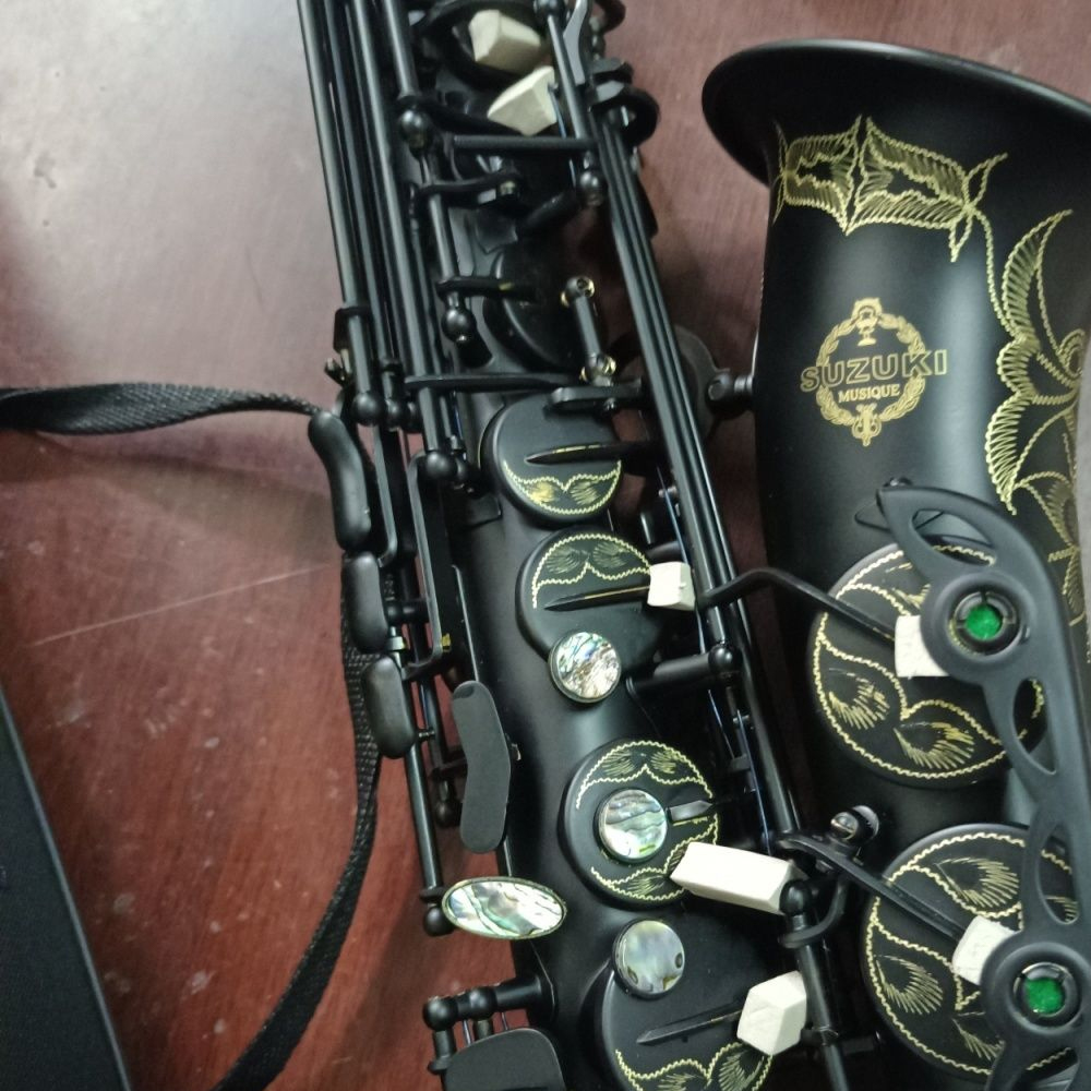 Hoge kwaliteit Es altsaxofoon mat zwart gelakt mat handgesneden jazz instrument met accessoires