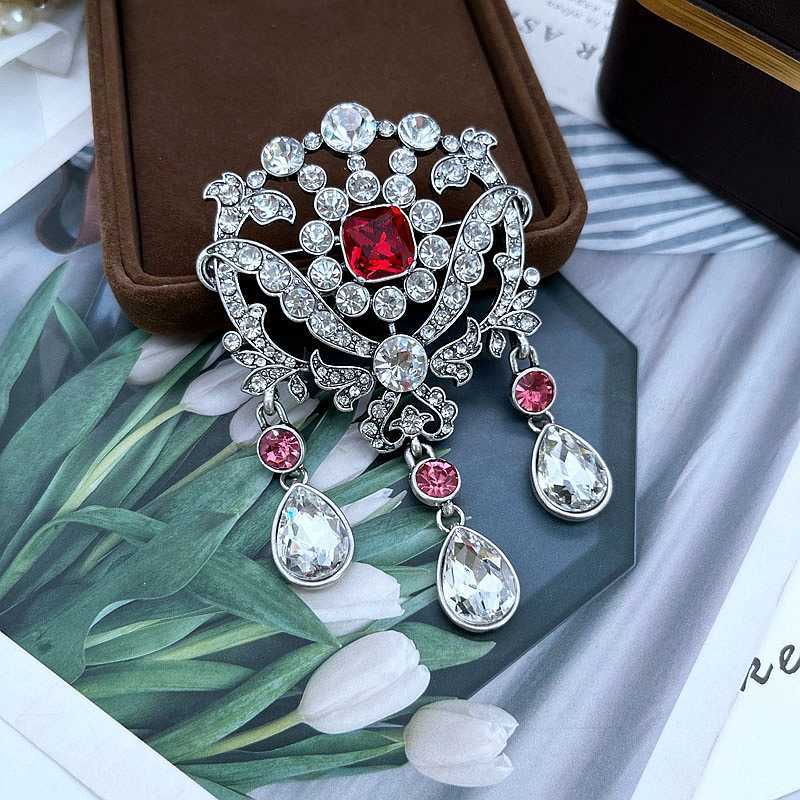 Stift broscher tårtropp hängande glas broscher röda rosa kristallsmycken dekoration eleganta stift femme tillbehör hkd230807