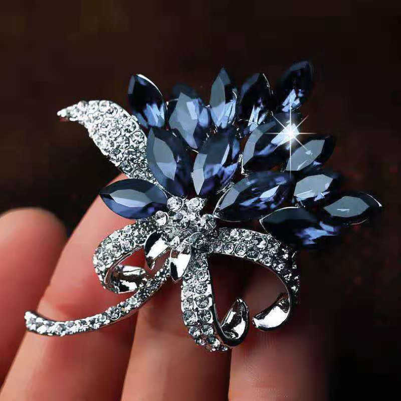 Pins Brooches Elegant Crystal Brooches Come In Five Different Styles And Colors Including n And Bouquet Making Them Perfect For Daily Wear HKD230807