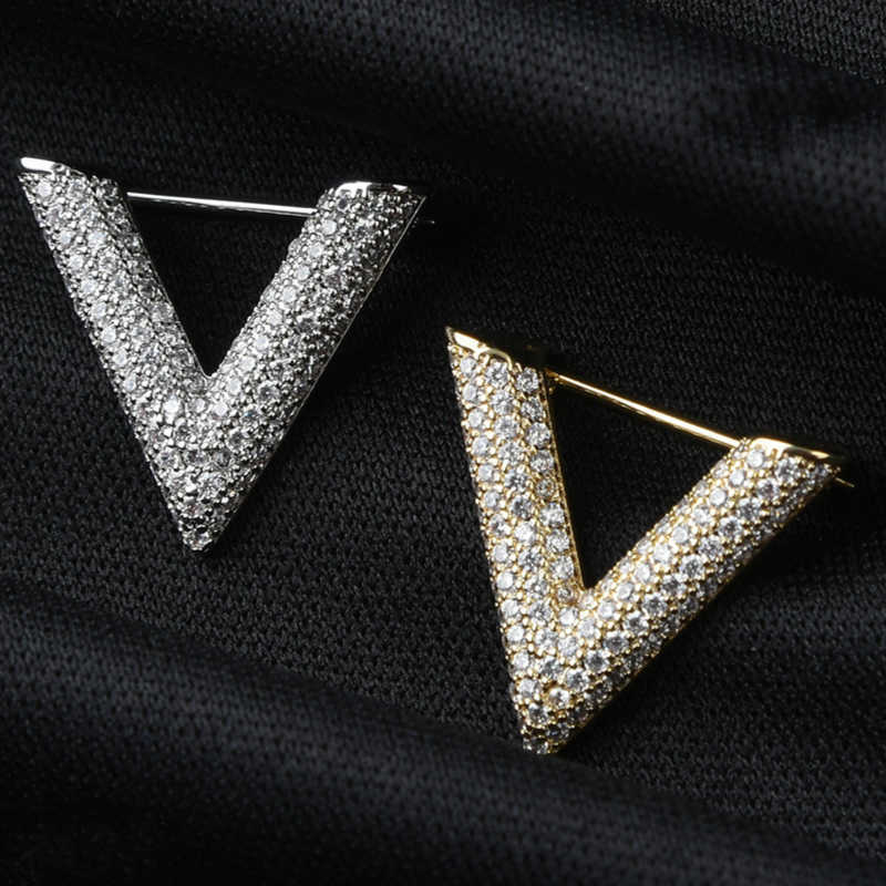 Pins Brooches High-grade Zircon Small V Brooches Crystal Jewelry Cardigan Anti-light Dress Neckline Collar Pin Scarf Buckle Women Accessories HKD230807