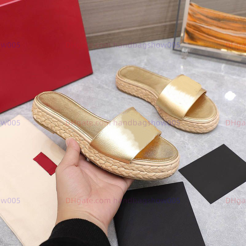 2023 mode lyxiga sandaler glida tofflor flätade espadrille kornig kalv läder casual skor klassiska tofflor designer kvinnor sommarstrand mulor platt flip flops