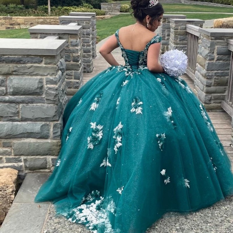 2024 Smaragdgrün glänzende Quinceanera-Kleider mit Applikation, 3D-Blume, Kristall, Hofzug, formelle Ballkleider, Geburtstagsparty-Kleider