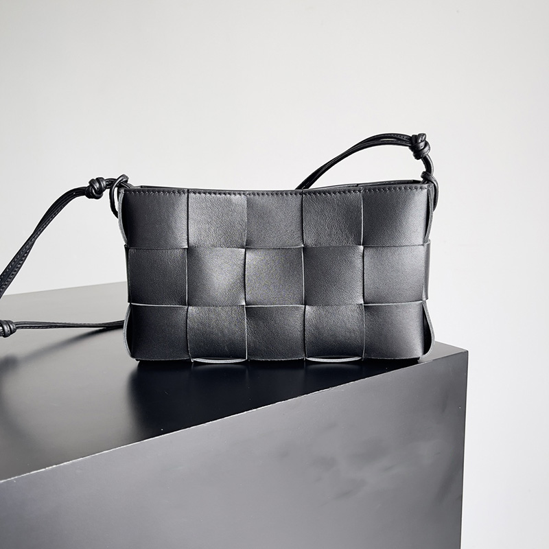 Kvinnor kassett crossbody väska svart mjuk lammskinn handväska modedesigner väska läder axel rem liten reseklänning handväska med låda