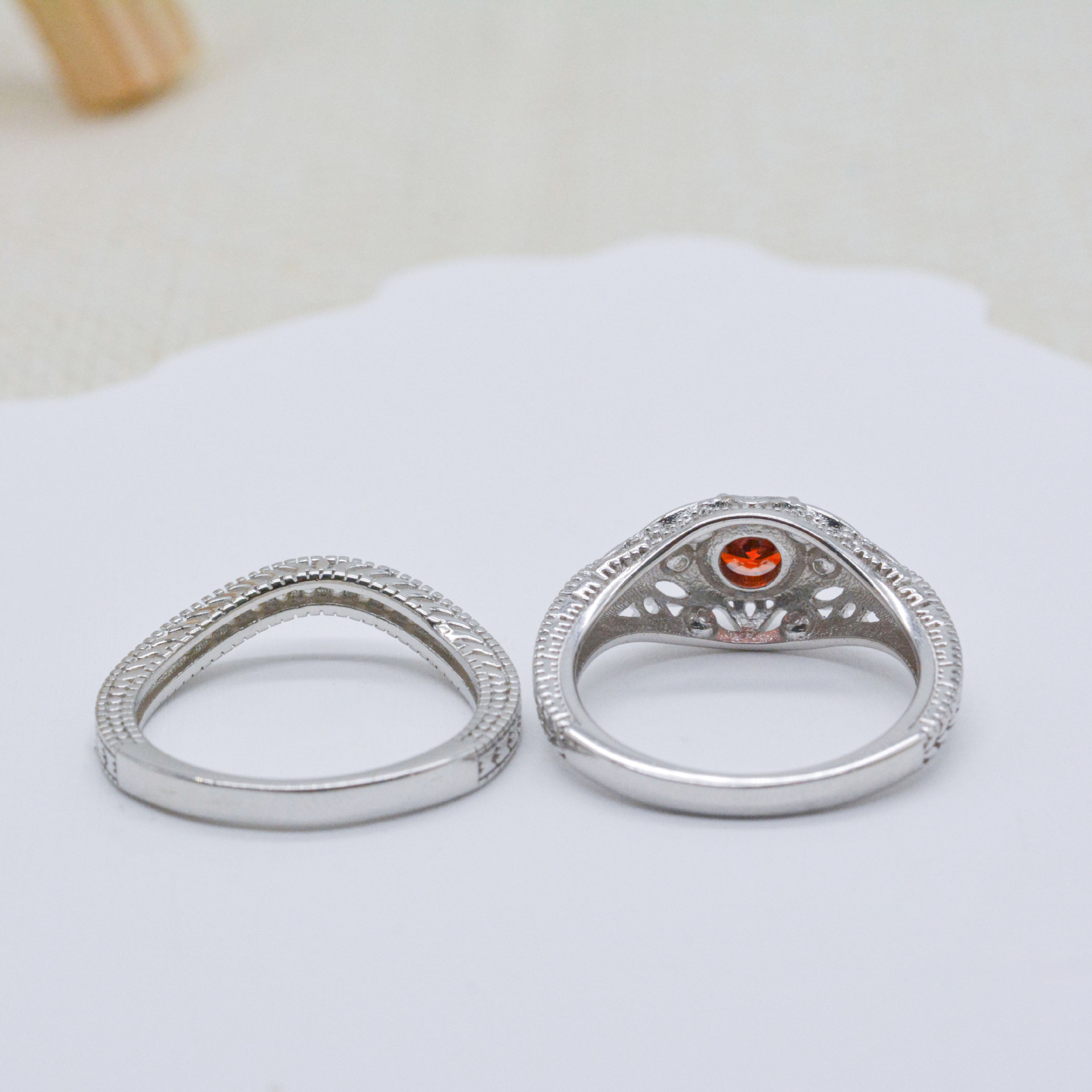 Sterling Silver S925 Medium Garnet Red Stone Ronde Dubbele ring Sieraden Hoge kwaliteit Exquise Light Luxury Damesring