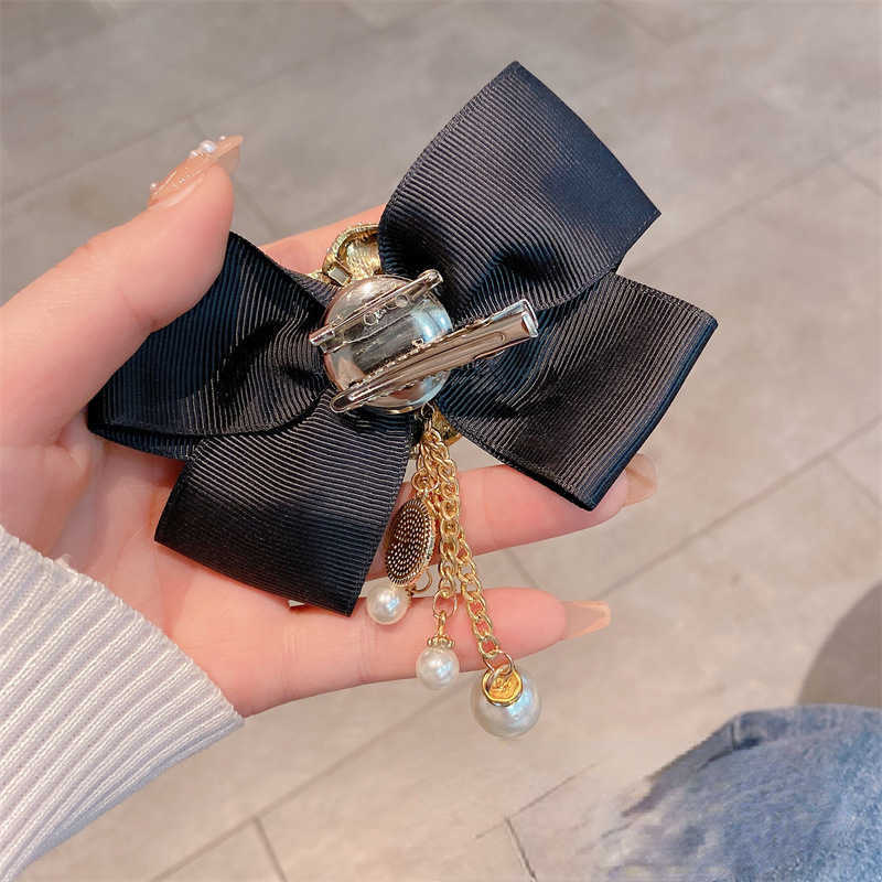 Stift brosches high-end tyg bow brosch camellia blomma pärla tassel corsage lapel stift kostym tröja märke luxulry broscher för kvinnor smycken hkd230807