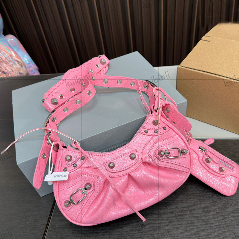 Barbie Pink Motorcykeldesignerväska Slingväska Cross Body Bag Metallic Handbag Rivet Bag With Mirror Fashion Shoulder Bag 2 Storlek 4 Färger Plånbokskorthållare