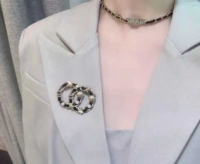 Hoofdkleding Haaraccessoires Designer Nieuwe kleine geurige stijl C-Label Camellia Leer dragen borstnaald, lichte luxe en luxe, eenvoudige veelzijdige bloem 5zia