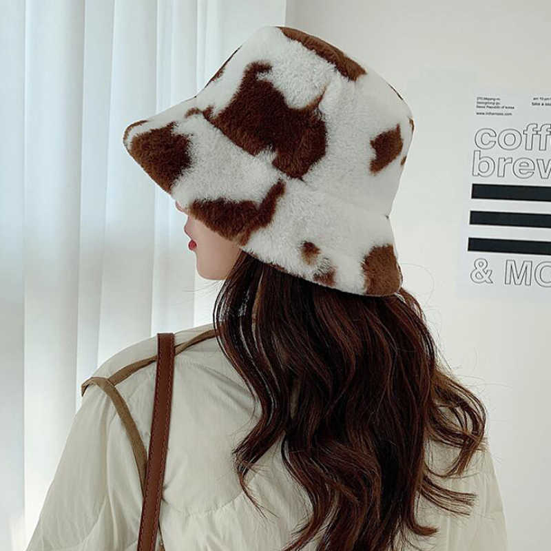 Wide Brim Hats Bucket Hats Winter Cow Leopard Faux Fur Fluffy Bucket Hats Women Outdoor Warm Sun Hat Soft Velvet Furry Fisherman Cap Girl Fashion Panama HKD230810