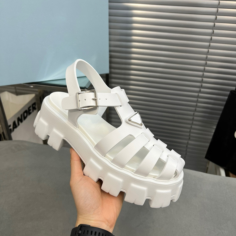 Nyaste färg lyxig designer dam läder sandaler gummi sandal kvinnor fiskare plattform glider triangel metall logotyp tofflor retro strand loafers rund tå sandal