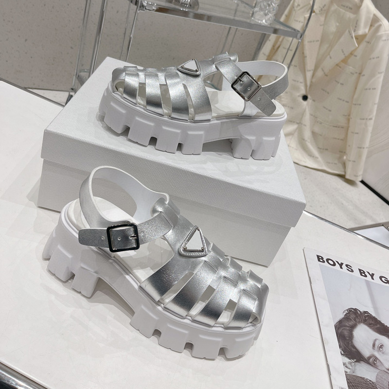 Nyaste färg lyxig designer dam läder sandaler gummi sandal kvinnor fiskare plattform glider triangel metall logotyp tofflor retro strand loafers rund tå sandal