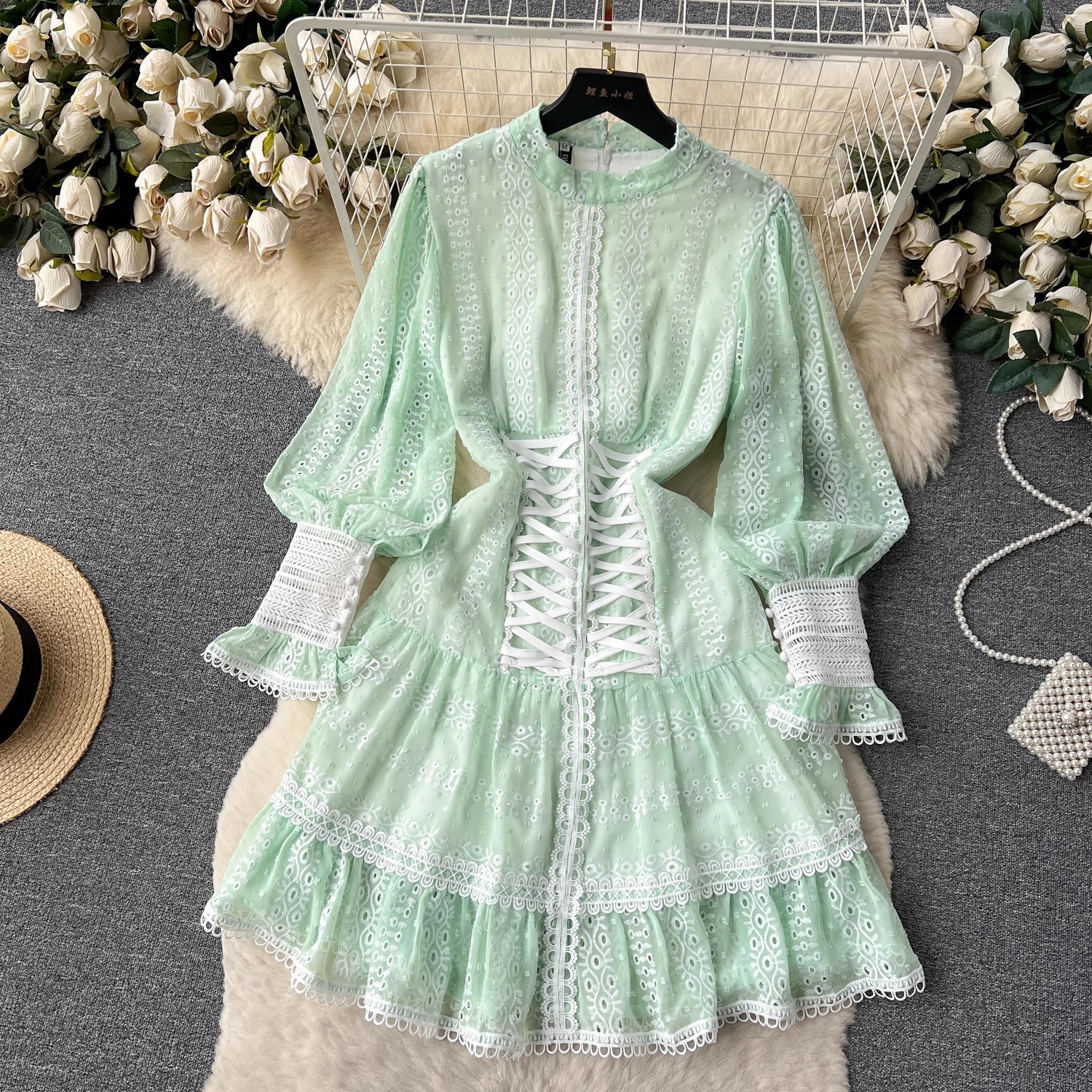 Grundläggande casual klänningar 2024 Autumn Holiday Gorgeous Hollow out broderi klänning kvinnors stand long lykta ärm bandage snörning ruffles sjöjungfrun vestido