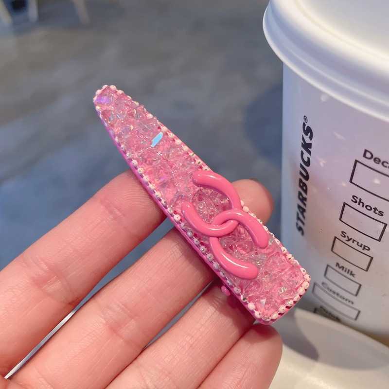 Hårklämmor Barrettes Designer Light Luxury Crystal Letter Duckbill Clip, High-End Bangs Pink Style Hair Small Girl Accessory Buzm