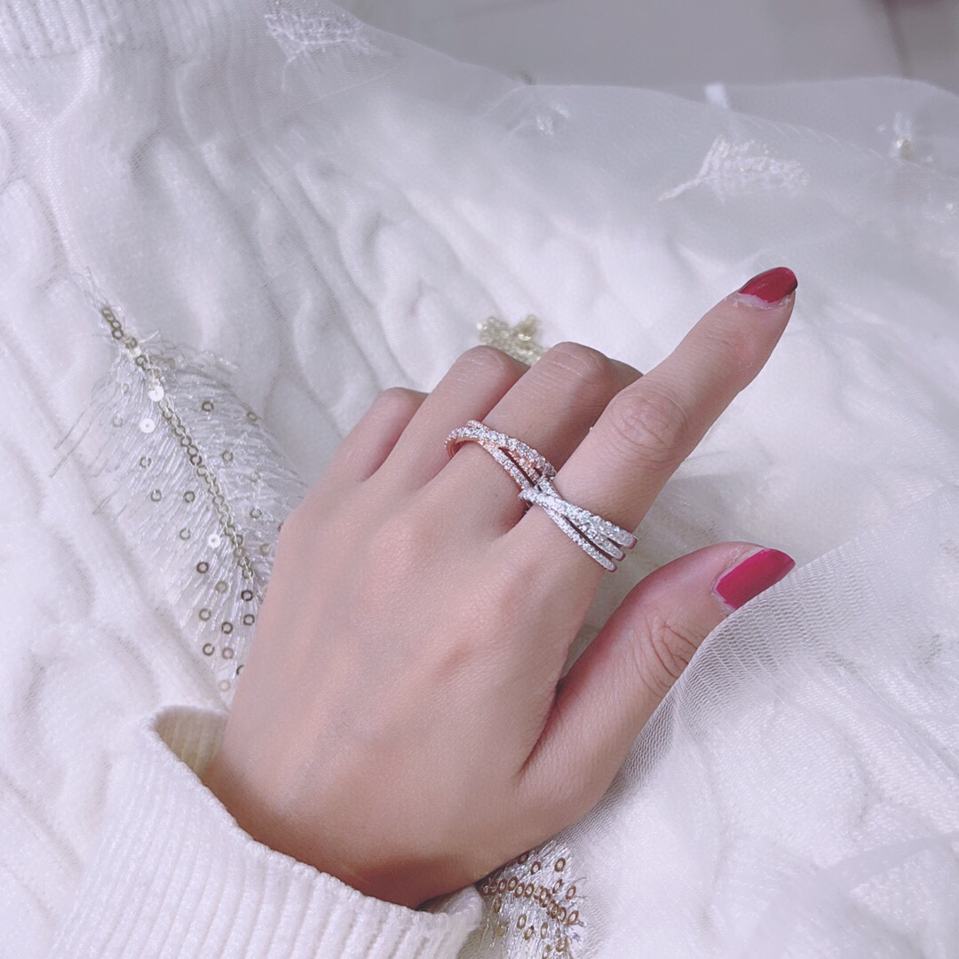 Anneau anneau anneaux de luxe Banques de bijoux pour les femmes incrustées perles alphabet diamant conception de Noël cadeau bijoux tempérament polyvalent anneaux très beaux