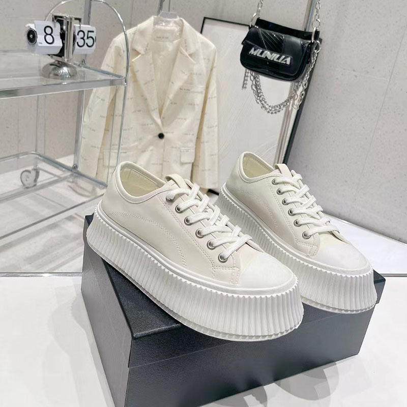 Piccole scarpe bianche in pura pelle il commercio estero, scarpe da donna allacciate con punta tonda, casual e versatili, con suola spessa, di fascia alta