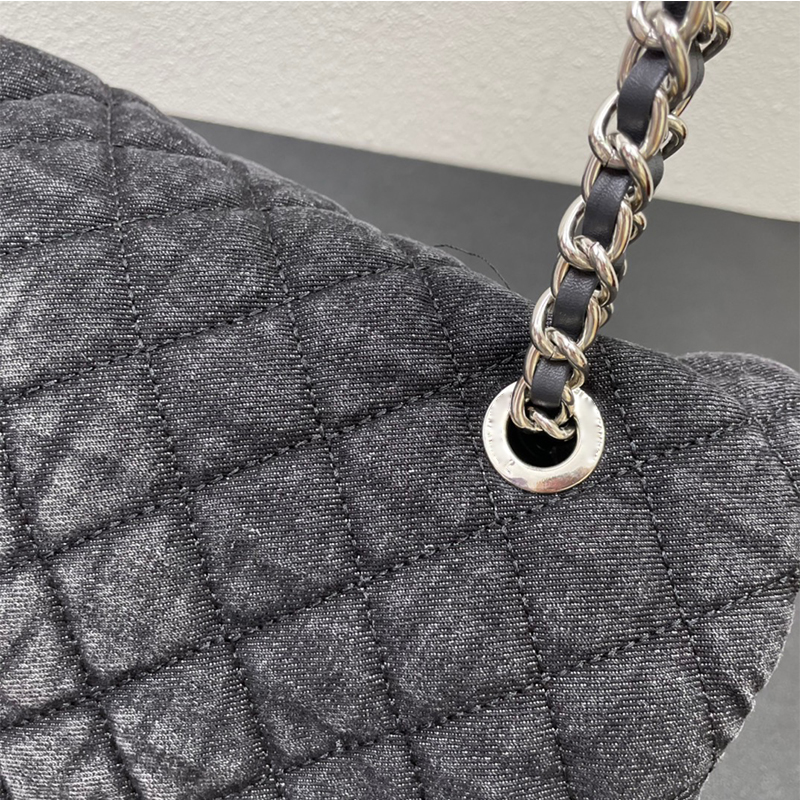 Tygväska stor kapacitet denim shoppingväska lyxig designer kedja axelväska diamantgitter vändväska stilig musla rents totes 42 cm