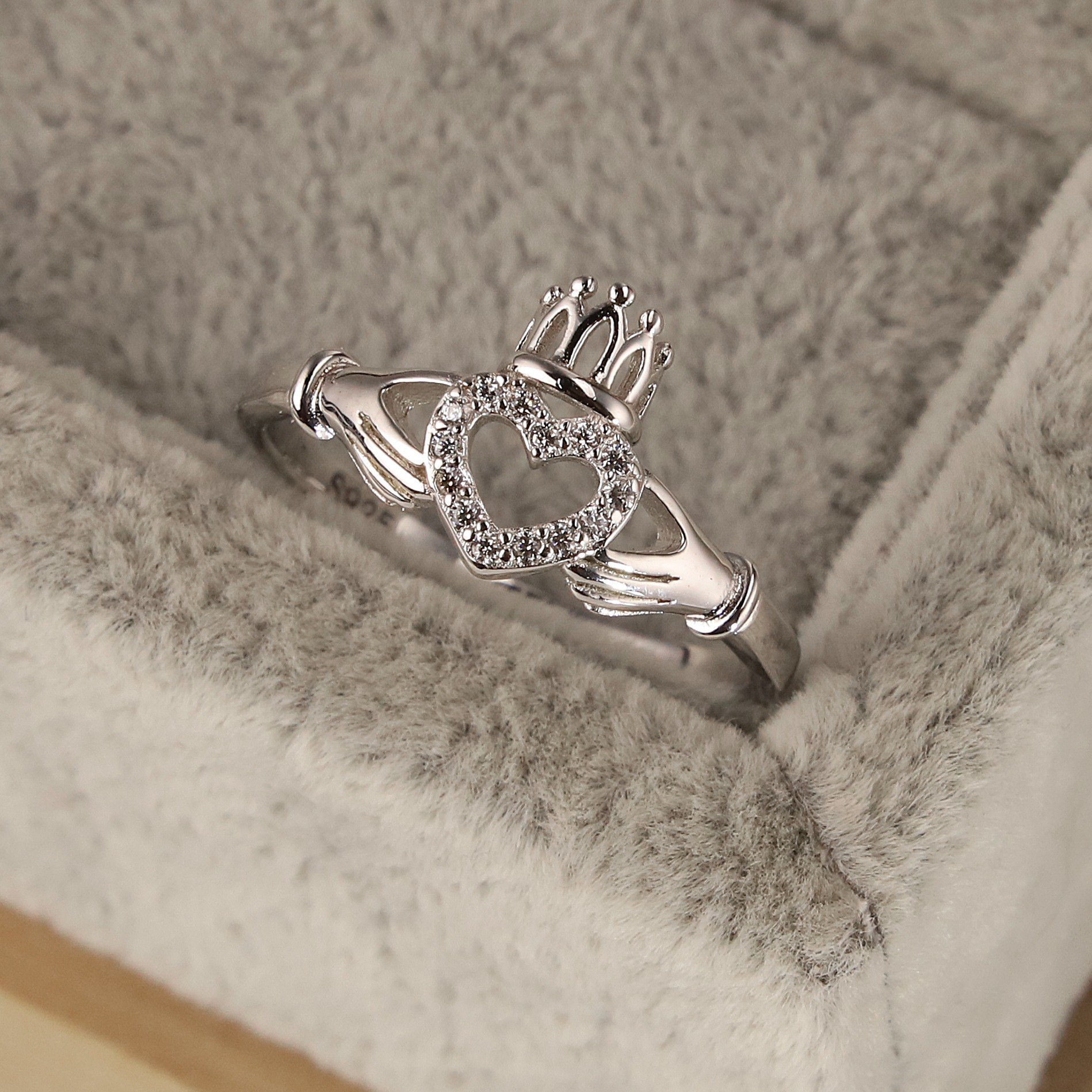 2023 Nieuwe S925 Silver Diamond Love Crown Ring met eenvoudige Europees en Amerikaans design damesring Valentijnsdag cadeau