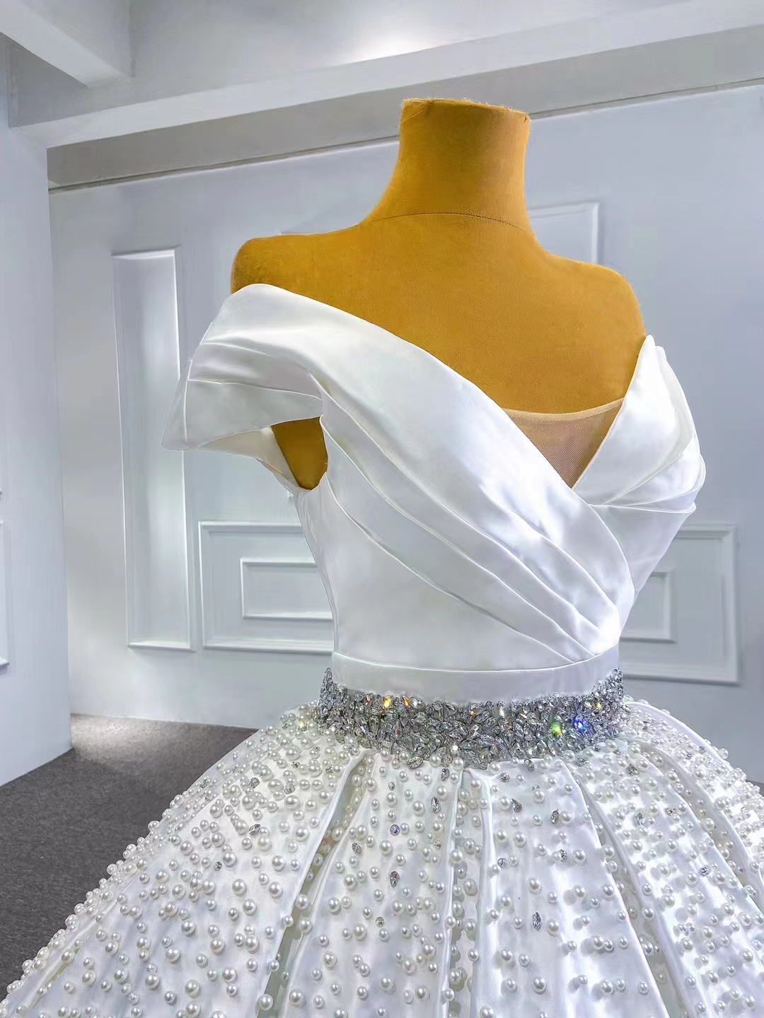 Bridal Gowns Wedding Dress Elegant White Satin Fabric V-neck For Women SM67422