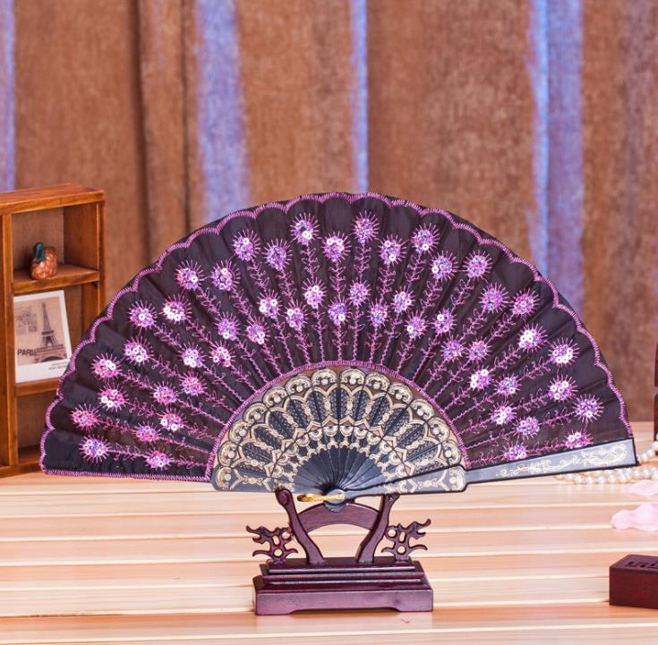 Chinees klassieke dans vouwen fanfarty voorstander van elegante kleurrijke geborduurde bloem pauwpatroon pailletten vrouwelijke plastic handheld fans geschenken bruiloft sn5264