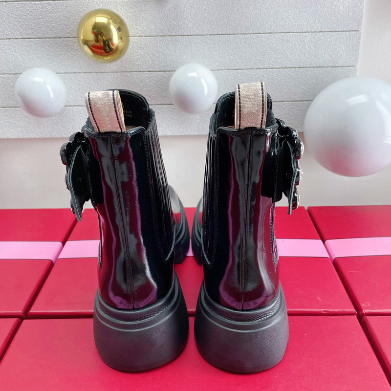 Designer Luxury Square Buckle Martin Boots Women's Fashion Middle Tube Autumn and Winter Patent Leather Platform Ankel Kort rund tå Chelsea Stövlar Kort rör 35-40