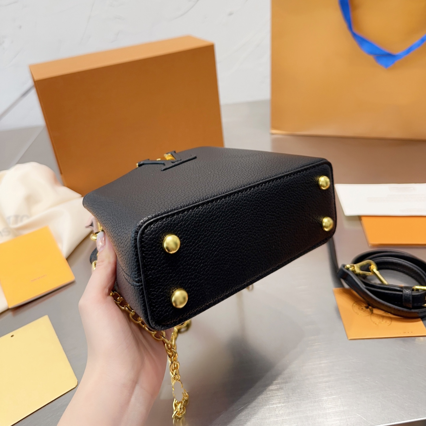 Luxury Classic Designer Handväska Kvinnors äkta lädermetallkedja axelväska 23 Nya franska varumärken Capuchines Crossbody Bag Högkvalitativa shoppingväskor