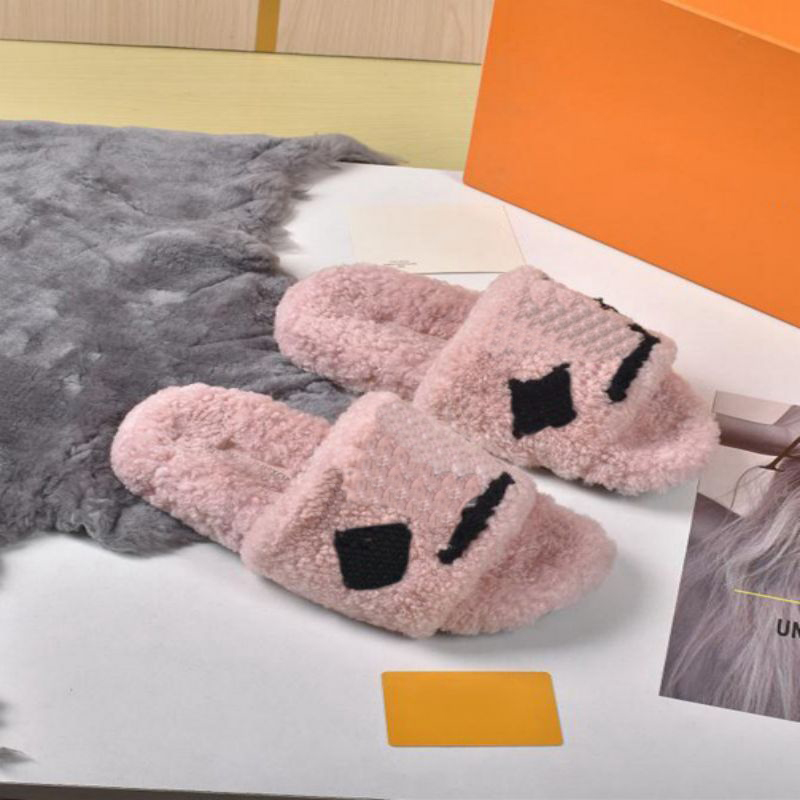 L Designer Furry Fluffy Slippers Femmes femmes Sandales de luxe Sandales de fourrure de fourrure d'hiver V confortable en peluche Feel Free Quality Mode