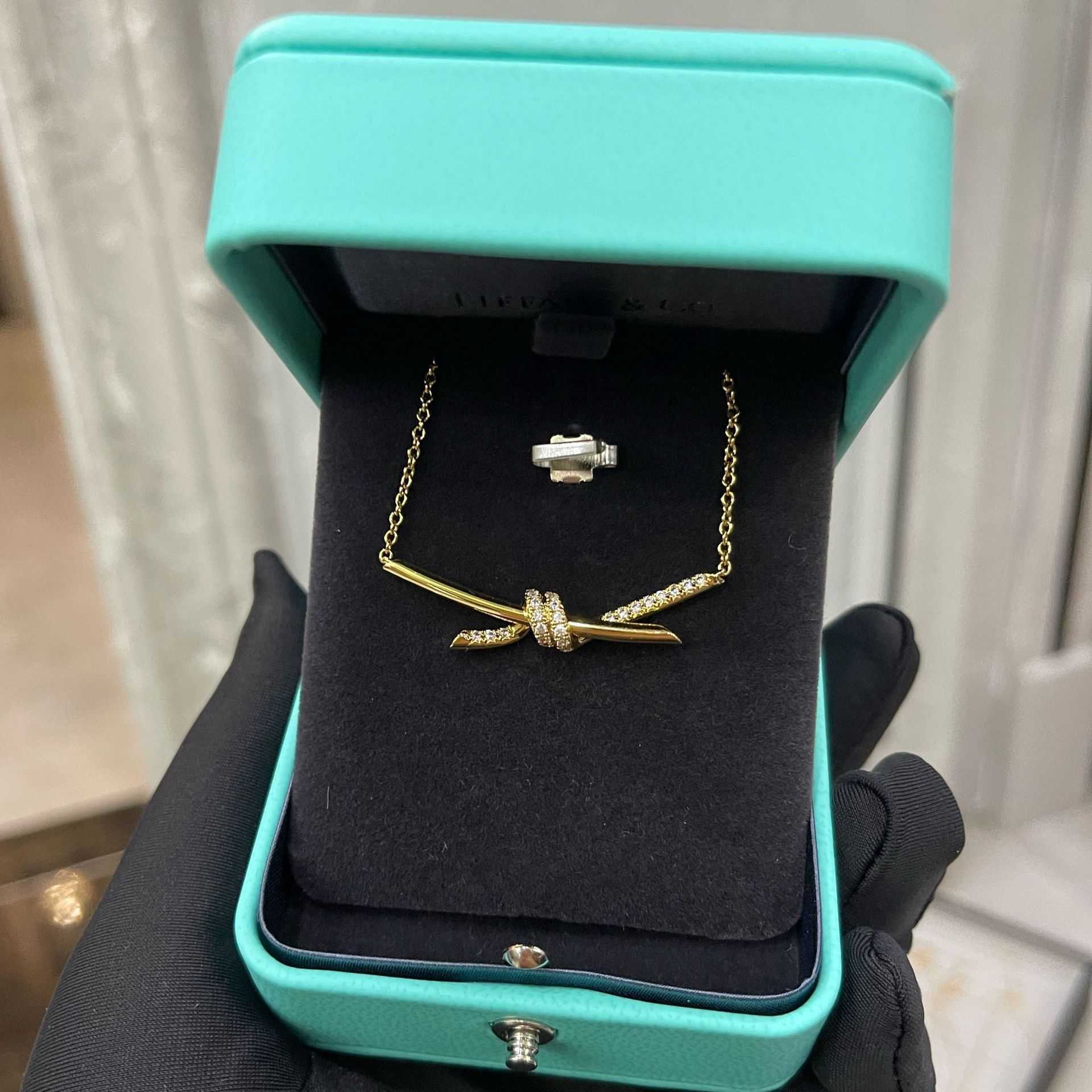 Designer Brand Gold Knot Necklace CNC Set a mano CNC Set semi di diamante Smooth ASIMMETRICO 18K Rose Gold Catena con logo