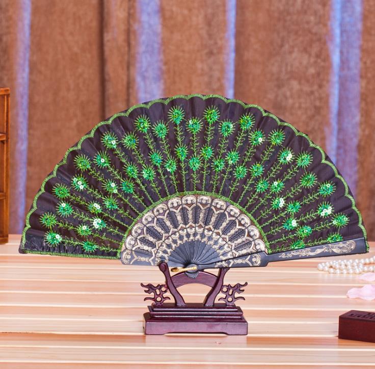 Chinees klassieke dans vouwen fanfarty voorstander van elegante kleurrijke geborduurde bloem pauwpatroon pailletten vrouwelijke plastic handheld fans geschenken bruiloft sn5264