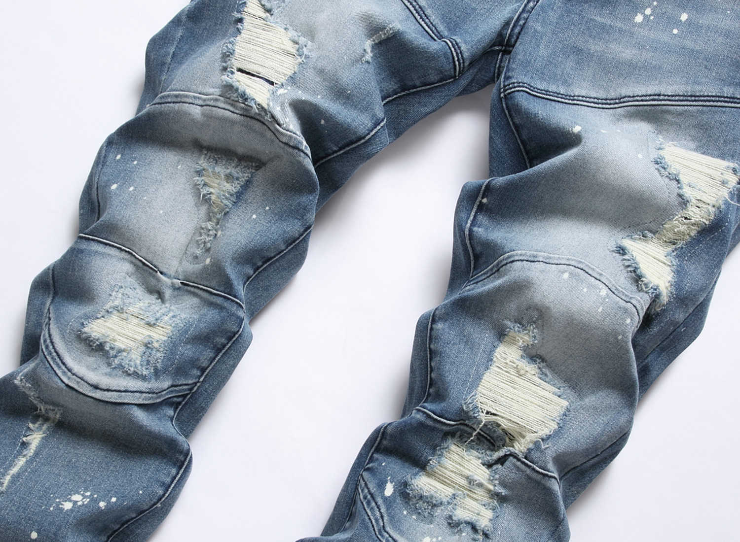 Mäns jeans skarv komplexa retrofärgade apa prickar med handstänkande teknik som lappar hål vid foten fashionabla och trendiga denimbyxor