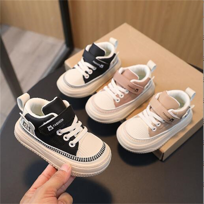 Nya modebarnssportskor 2023 Högkvalitativ konstgjord läder stava färg pojkar sneakers elegant temperament trend sko flickor lägenheter