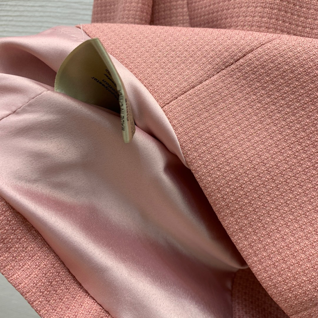 秋のピンクのブローチツーピースドレスセット長い袖のラペルネックダブルブレストコートハイウエストミッドカーフスカートスーツセット2ピーススーツB3G212251