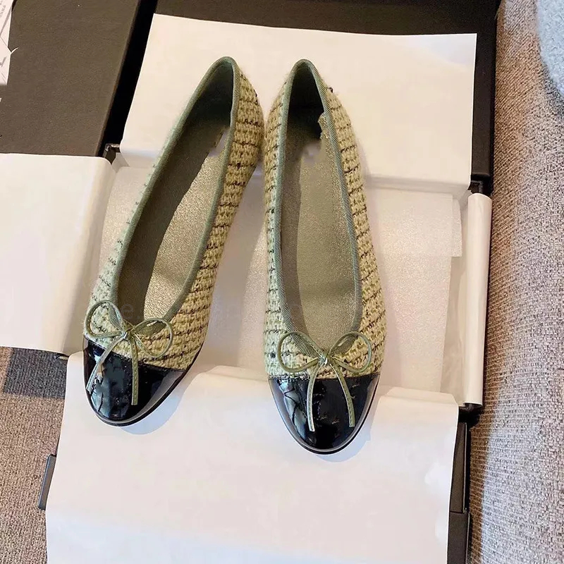 Sapatos de designer de marca de paris sapatos de balé branco preto sapatos planos de canal 2C de canal feminino tênis de balé de couro acolchoado redonda de sapatos de couro de couro feminino