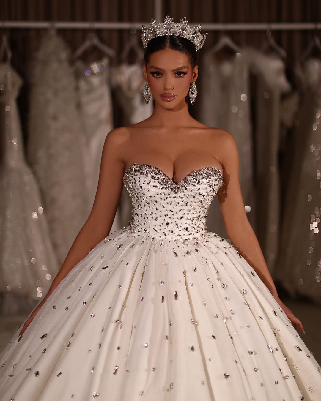 2023 lyxig arabisk bollklänning bröllopsklänningar älskling ärmlös silverkristall pärlstav plus storlek formella brudklänningar sveptåg