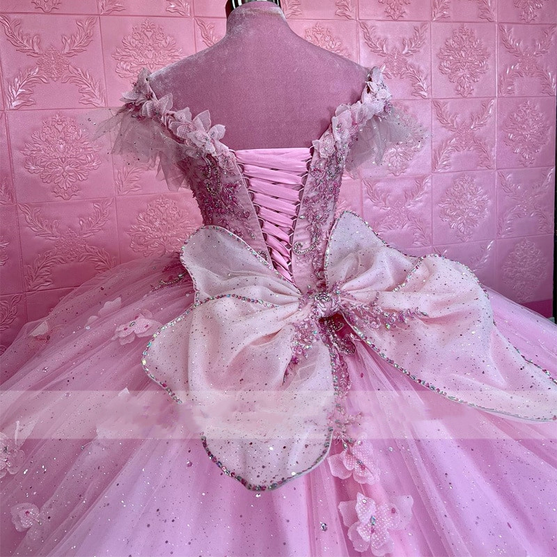 Abito rosa Quinceanera Abito da ballo con fiocco sulla spalla Fiori Farfalle Applicazioni Perline Corsetto Spettacolo Dolce 15 Party