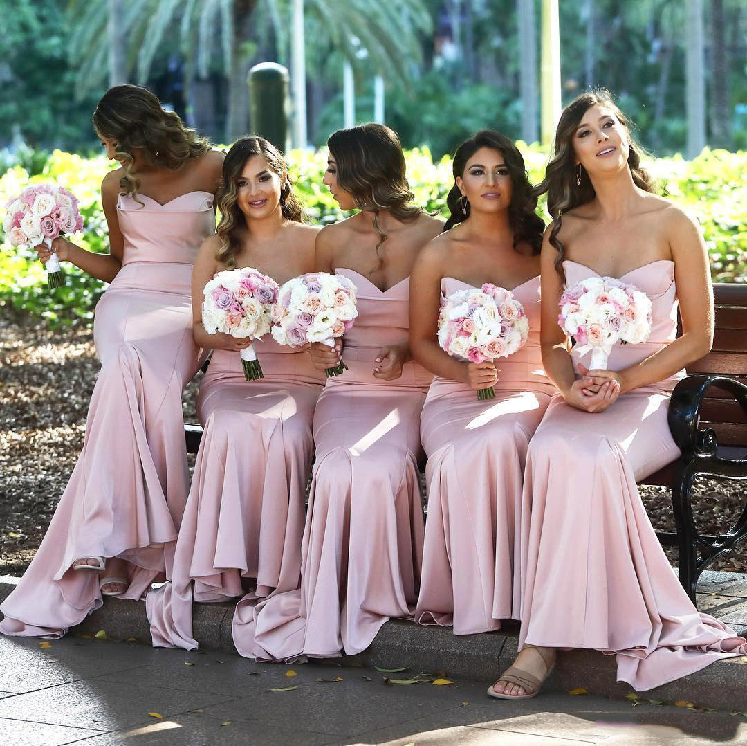 2023 unik rodnad rosa långa brudtärna klänningar Silk Satin Evening Party Dress Strapless Wedding Guest Party Glows Maid of Honor Dresses