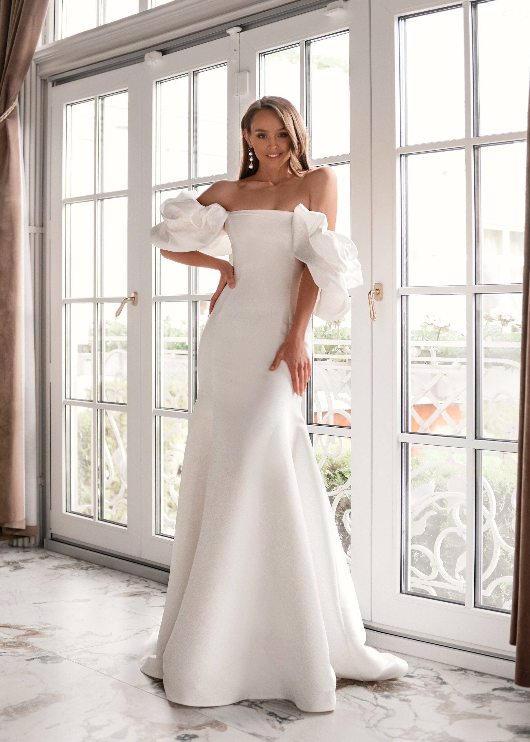 Robes de mariée sirène blanches modernes et sexy, épaules dénudées, avec longue cape froncée, manches courtes, robes de mariée élégantes en satin, robes de soirée de réception simples CL2738
