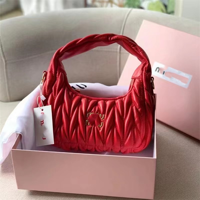 L'ultima versione coreana di Fold Dumpling Borse Network Red Cloud Bag Fashion Borse Borse Cols Factory Vendite dirette