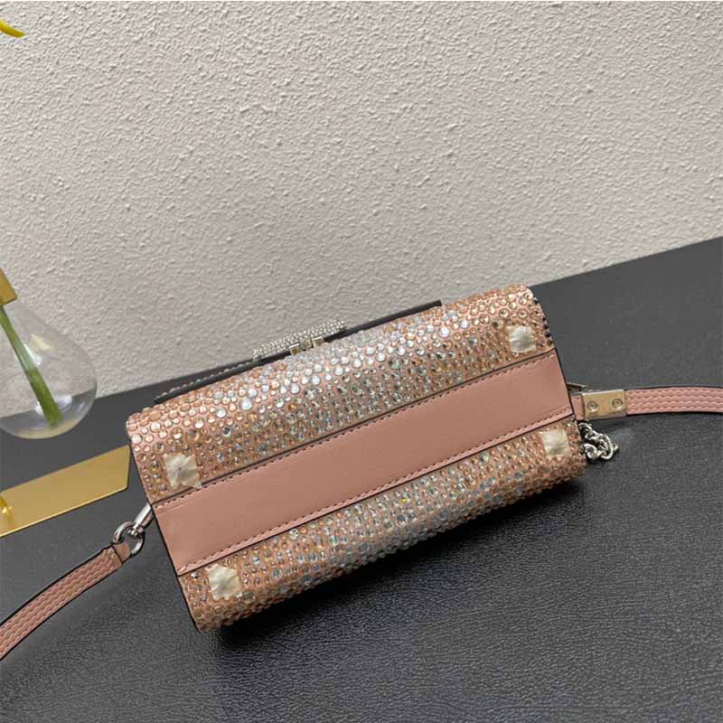 Mini sac à main Sac fourre-tout de luxe Il est recouvert de sacs à bandoulière en cristal Swarovski Bouton magnétique en métal VLogo Pochette avec chaîne Sac à main pour femme