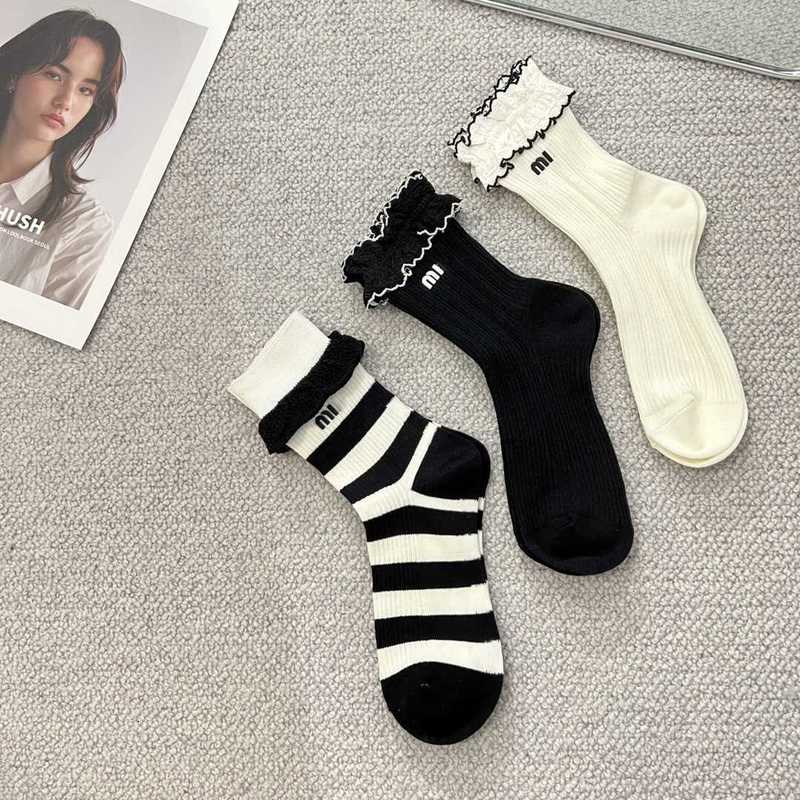 Socken Strumpfwaren Designer trendige, süße und niedliche Crew-Socken M-Letter Hot Label Schwarz-Weiß-Streifen Spitze Mittelarm Kurze Baumwollsocke für Frauen G5QM