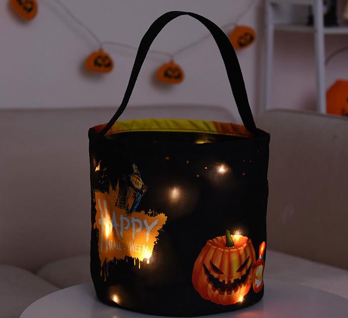 Seau de bonbons d'Halloween avec lumière LED Panier d'Halloween Sacs de bonbons ou de friandises Sac fourre-tout réutilisable Paniers-cadeaux de bonbons à la citrouille pour enfants Fournitures de fête Faveurs SN4452