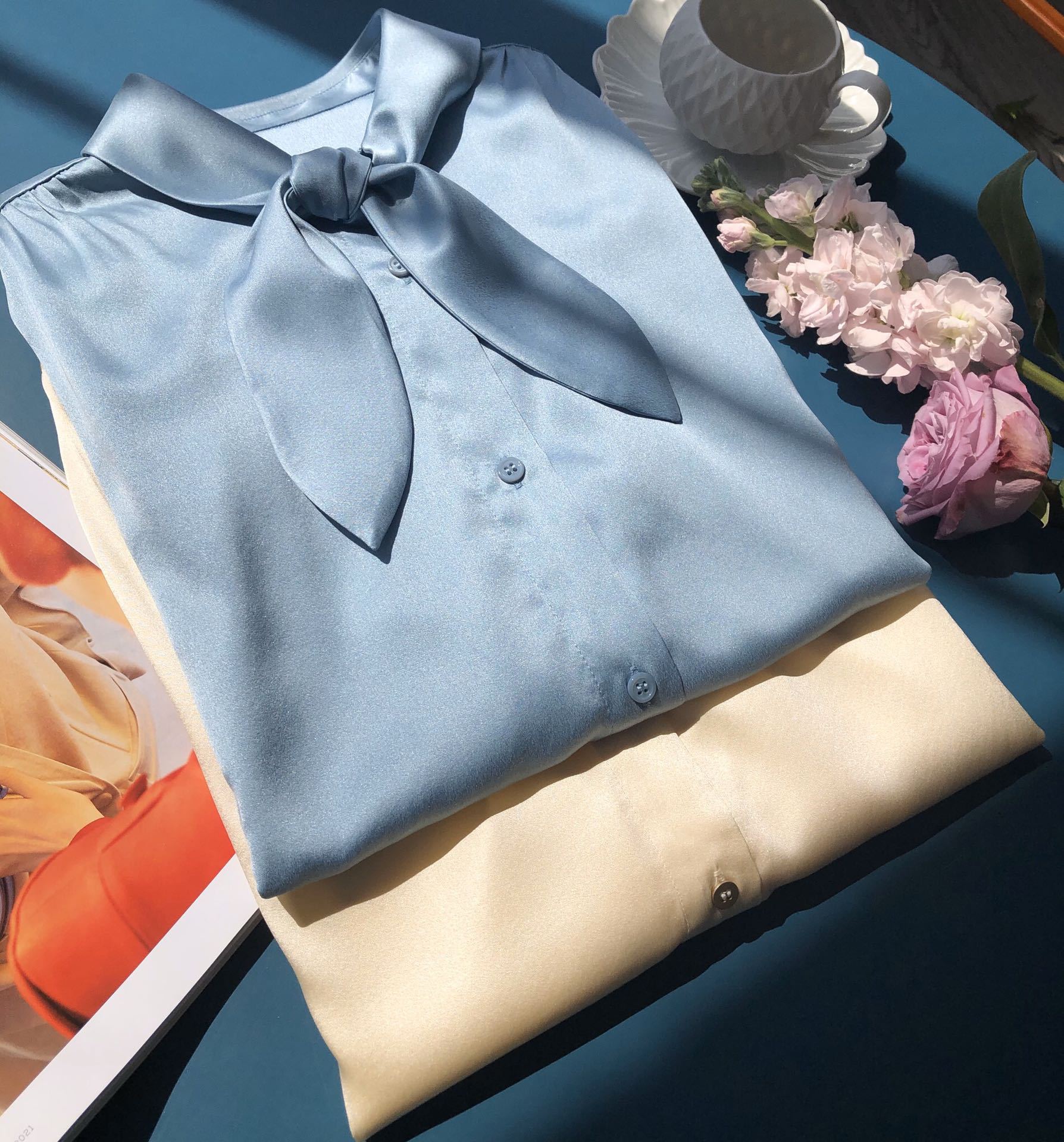 2023 Autumn Blue Solid Color Ribbon Tie Bow Silk Blus Shirt Lång ärm Runda nacke veckad enkelbröst Soie-toppskjortor H3G22Ted