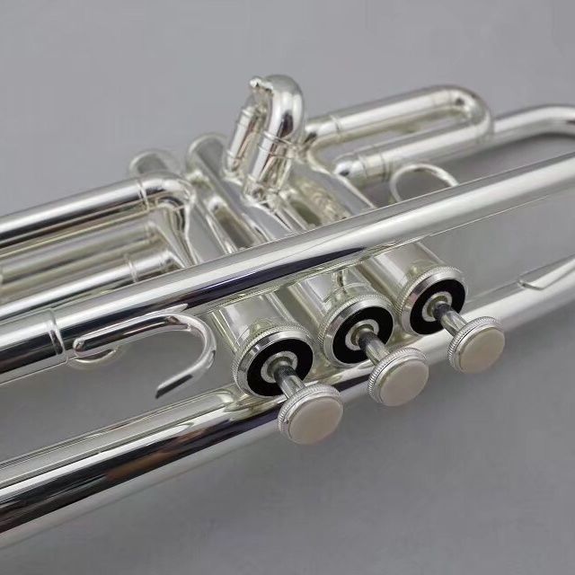 Tromba professionale in si bemolle argento di fascia alta, interamente in argento, realizzata con una sensazione confortevole e un suono di alta qualità. Strumento jazz a tromba