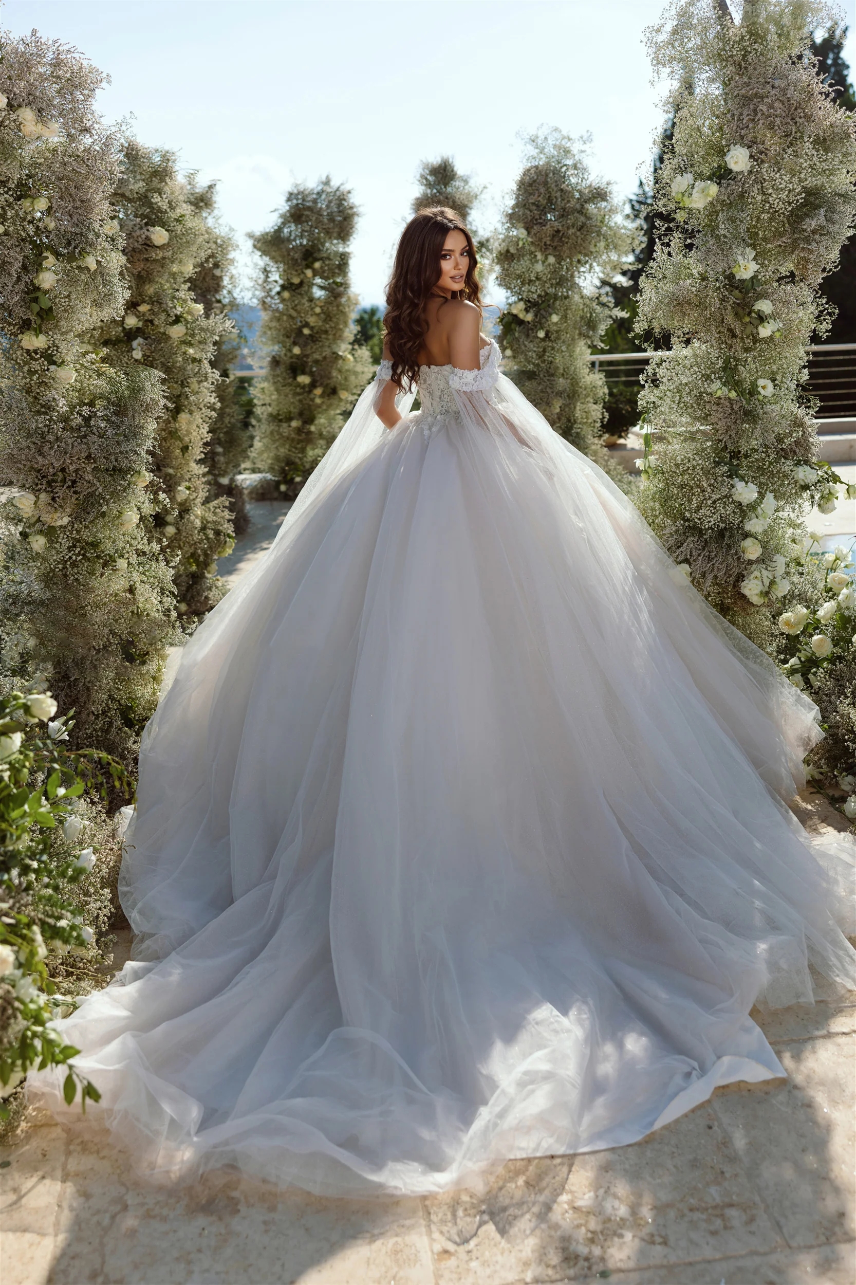 Abiti da sposa romantici a maniche lunghe in tulle con spalle scoperte Dubai Abiti da sposa in pizzo arabo Abiti da cerimonia da chiesa Abiti da cerimonia vintage taglie forti CL2747